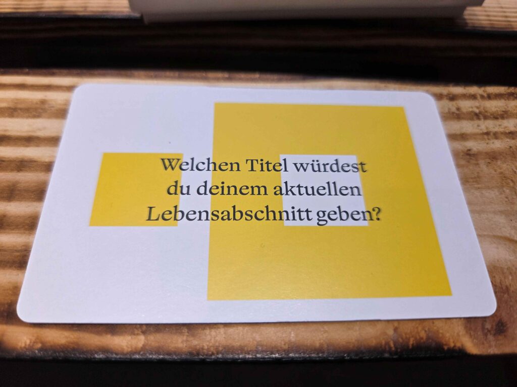 Spielkarte mit der Frage: Welchen Titel würdest du deinem aktuellen Lebensabschnitt geben?