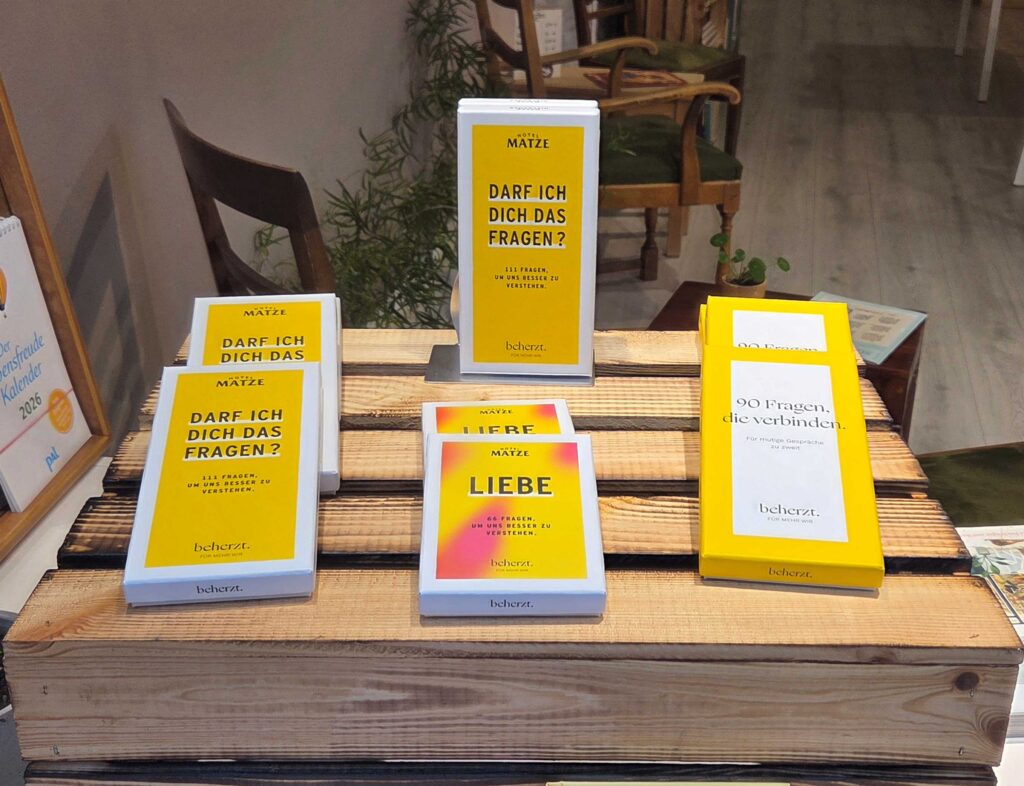 Die Spiele von @beherzt.wir im Shaufenster unserer Buchhandlung. "90 Fragen, die verbinden - Für mutige Gespräche zu zweit", "LIEBE - 66 Fragen, um uns besser zu verstehen" und "DARF ICH DICH WAS FRAGEN? - 111 Fragen, um uns besser zu verstehen". 
